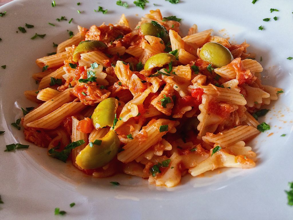 Pasta Al Sugo Di Pomodoro Tonno E Olive Verdi Curarsi Con Gusto